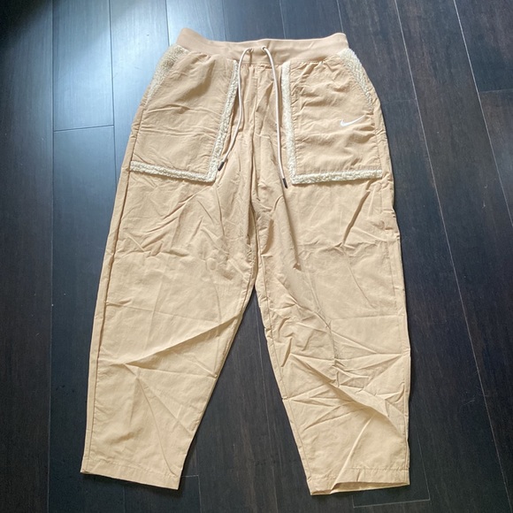 NIKE Women’s Woven High-Waisted Curve Pants SZ M NWT - Picture 2 of 8